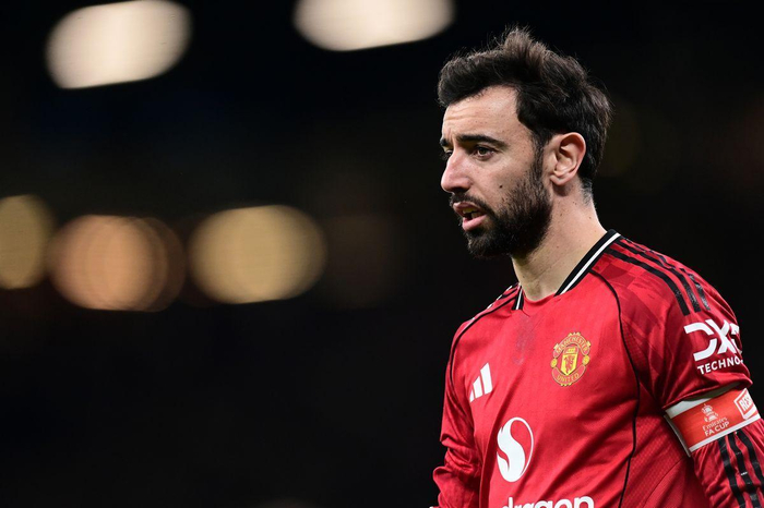 重磅！拜仁8600万镑报价曼联队长，红魔核心争夺战打响|B费|转会|拜仁报价|拜仁慕尼黑|布鲁诺·费尔南德斯_新浪体育_新浪新闻